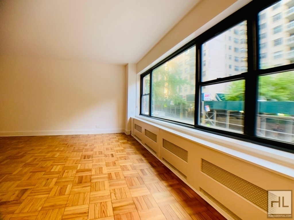 East 55 Street - Photo 1