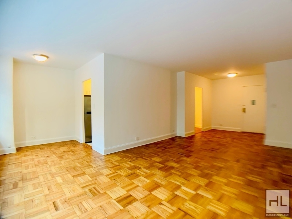 East 55 Street - Photo 0