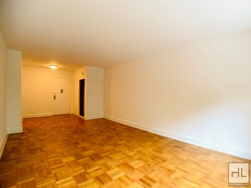East 55 Street - Photo 2