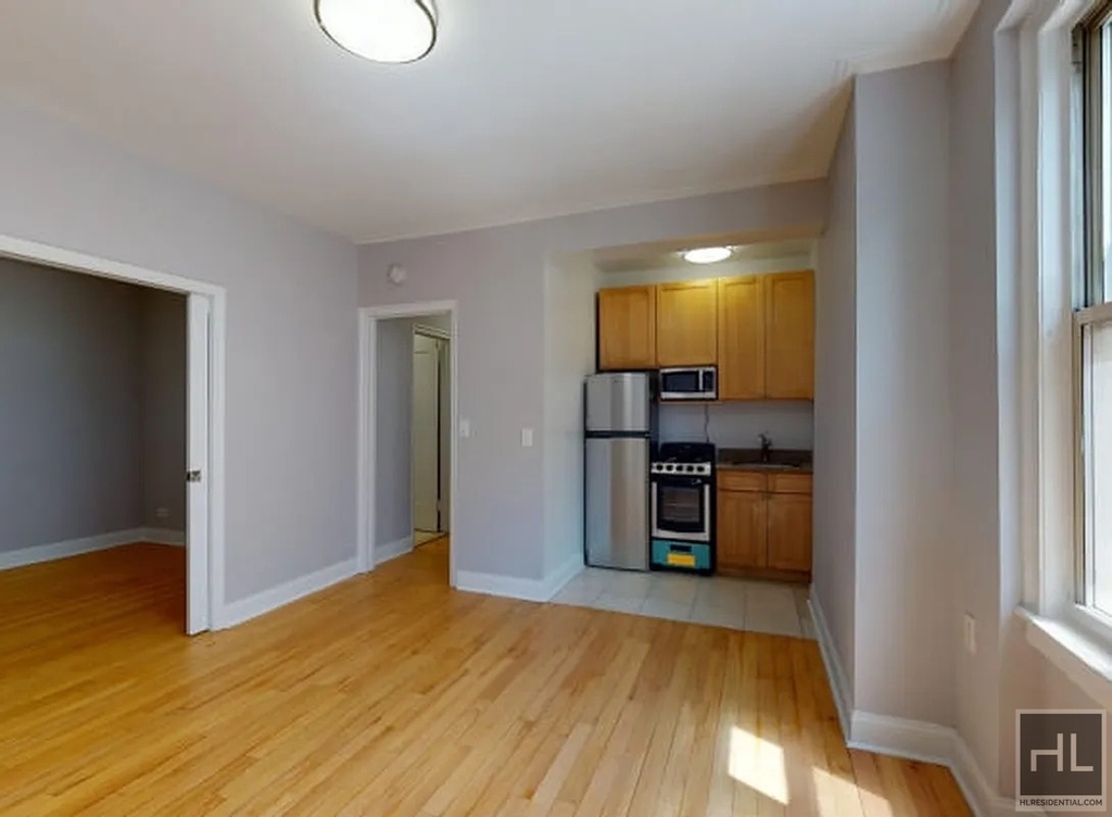 Second Avenue - Photo 2