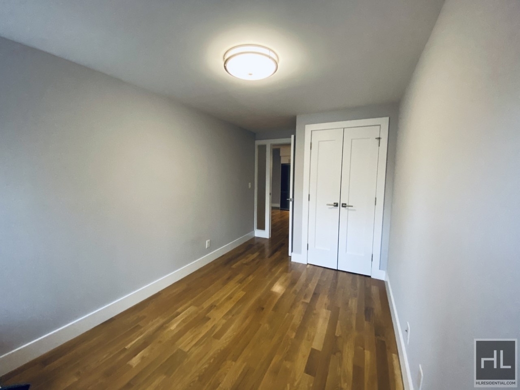 East 52nd Street - Photo 7
