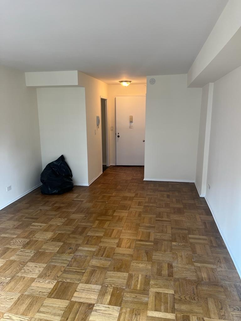 West 52nd Street / 8th Avenue - Photo 3