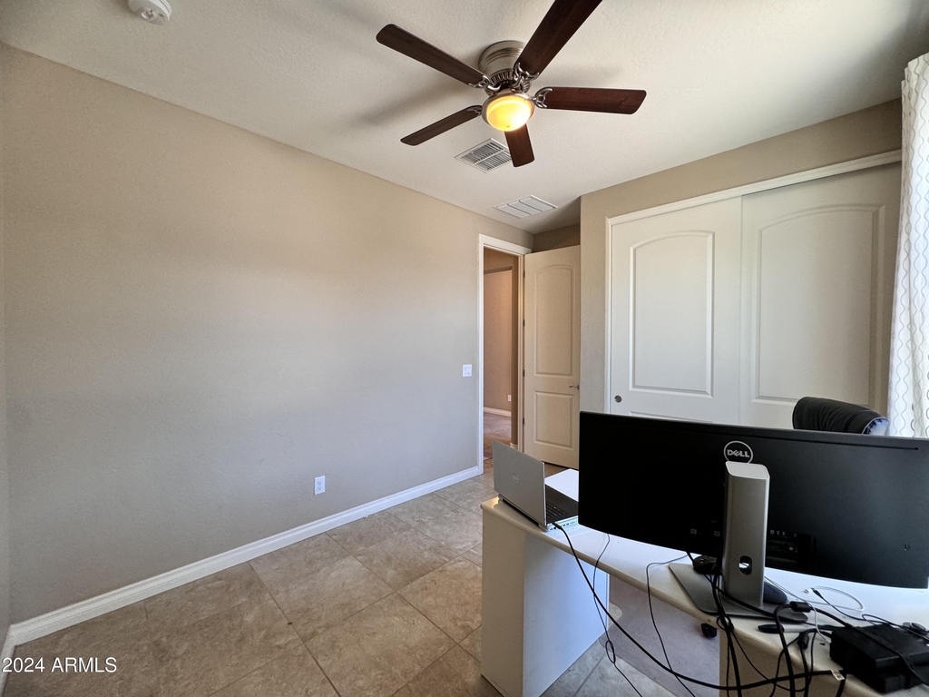 172 E Crescent Place - Photo 4