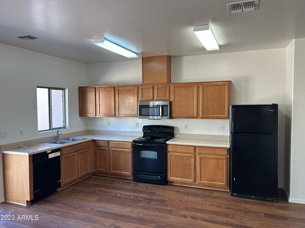7032 W Lincoln Street - Photo 1