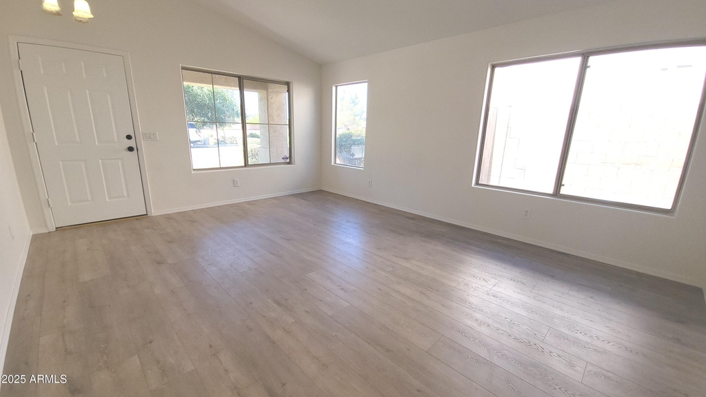 845 W Vaughn Avenue - Photo 5