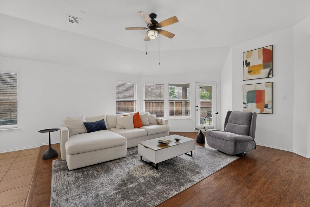 905 Lake Grove Drive - Photo 6