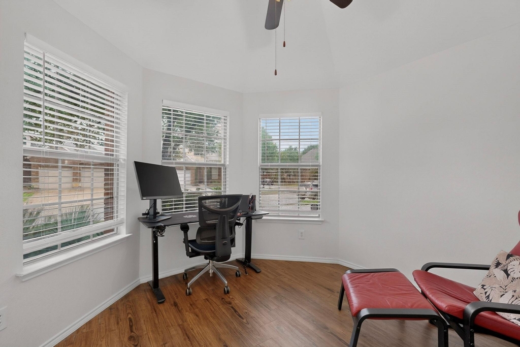 905 Lake Grove Drive - Photo 29