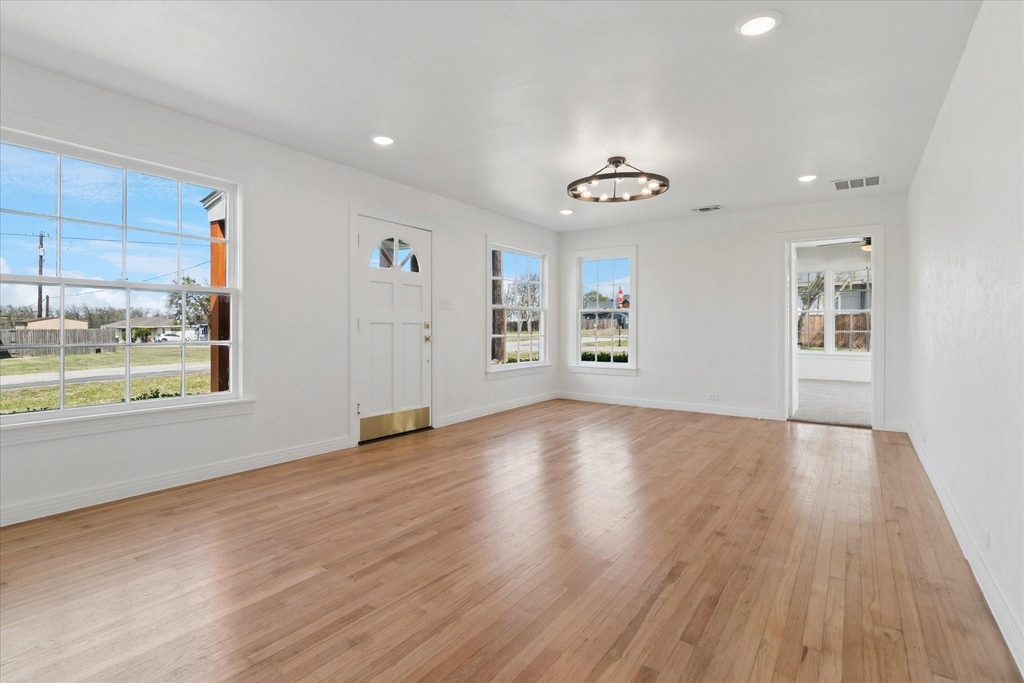 602 W Pecan Street - Photo 3