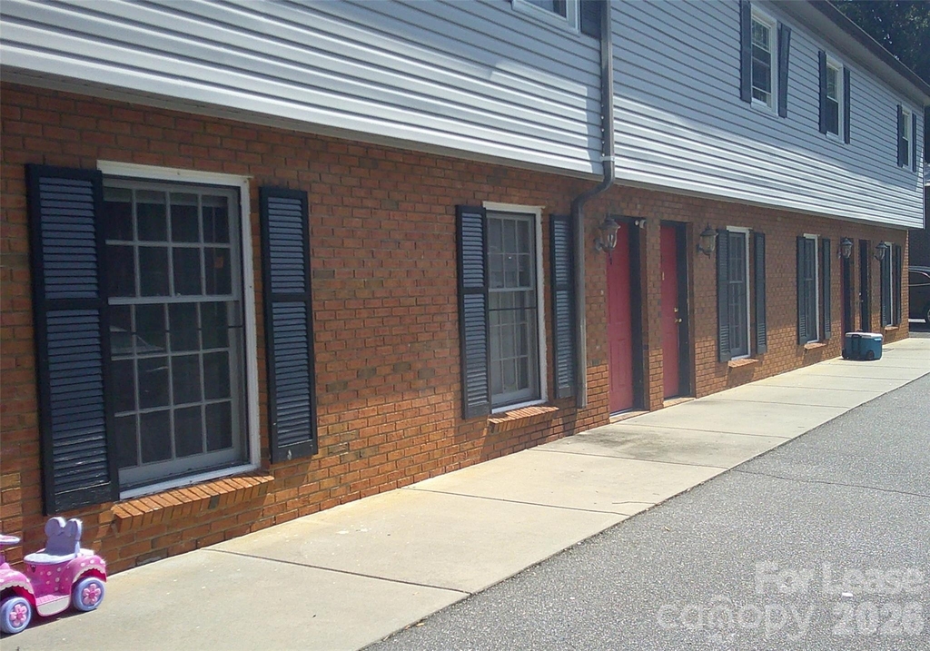 253 16th Avenue Ne - Photo 0