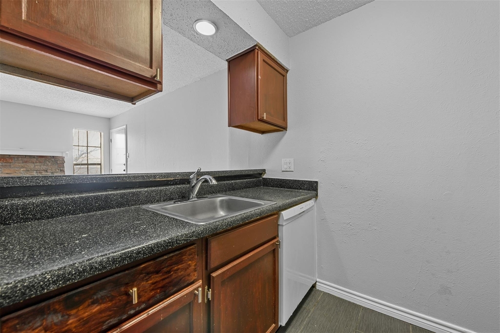 9520 Royal Lane - Photo 6