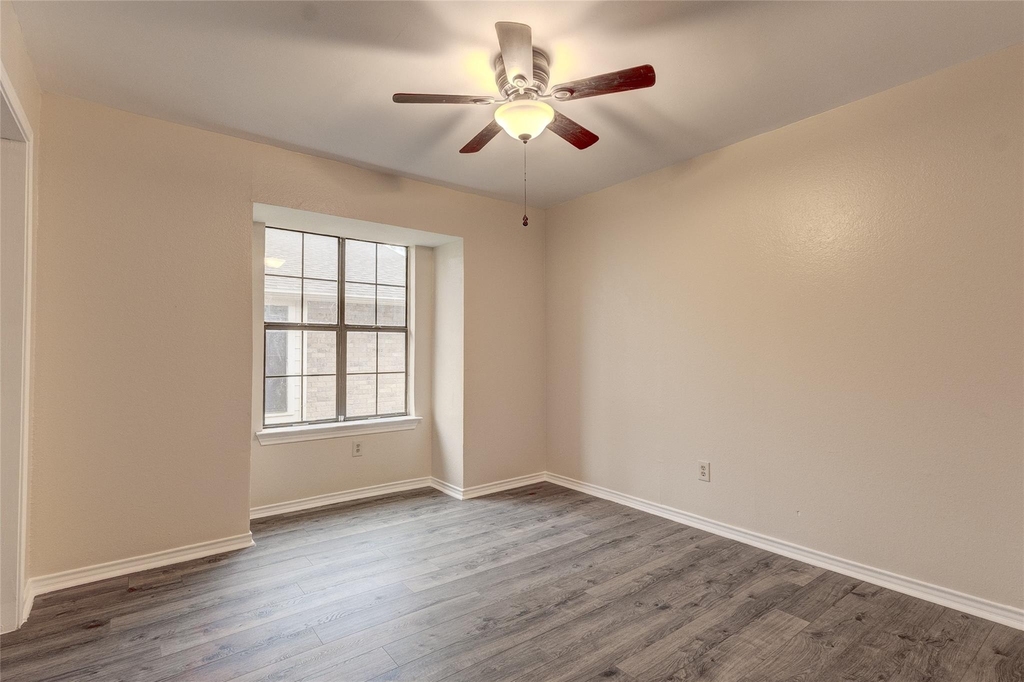 201 W Trinity Street - Photo 11