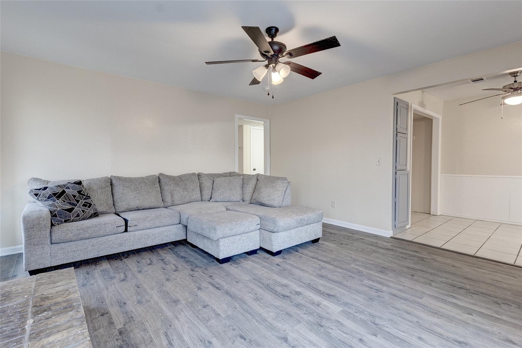201 W Trinity Street - Photo 0