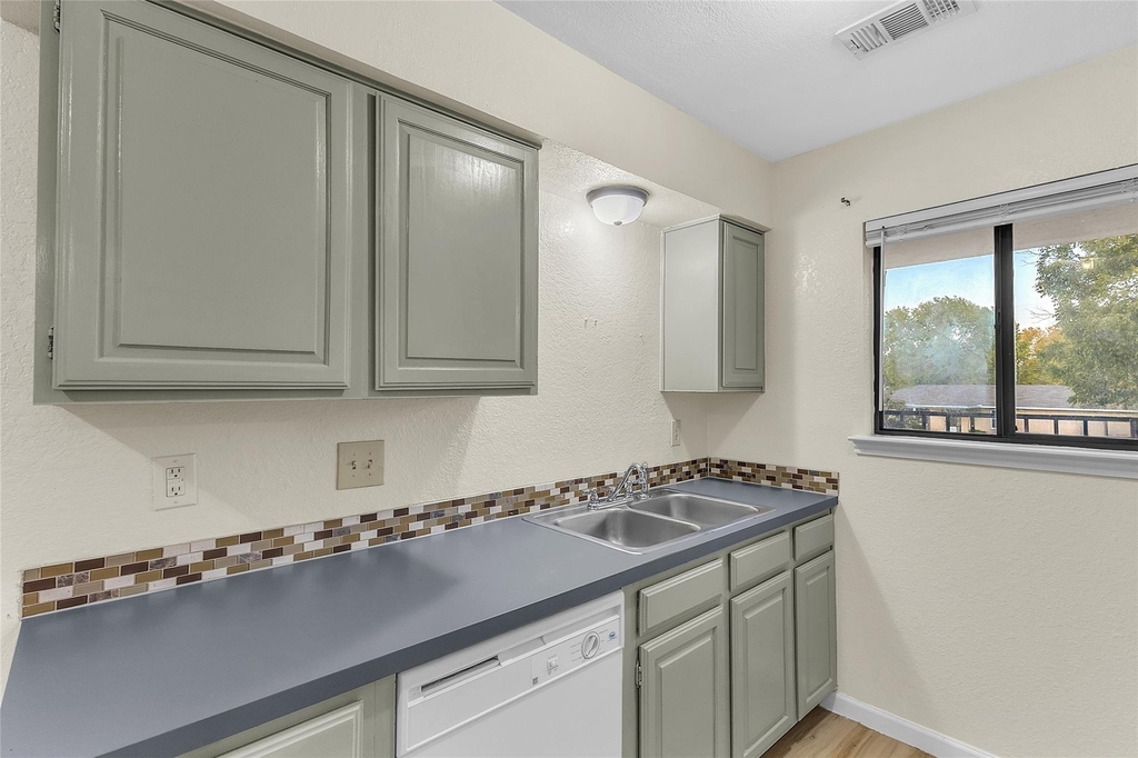 209 W Trinity Street - Photo 7