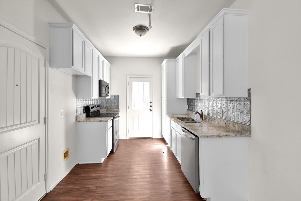 1102 Parkway Trail - Photo 5