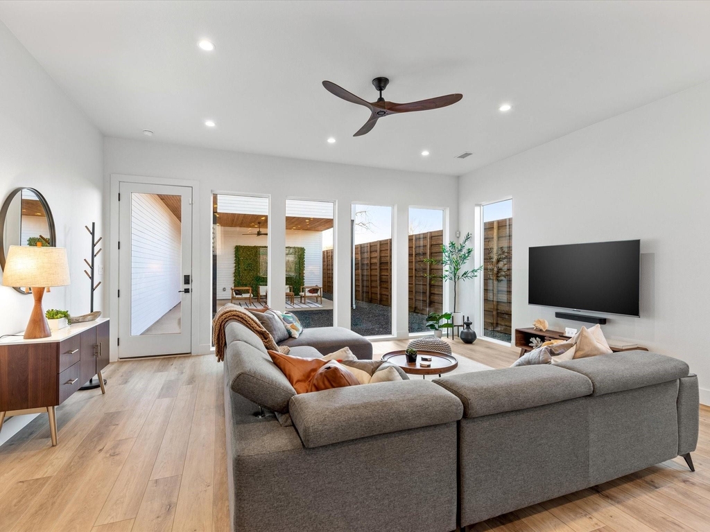 401 Martinique Avenue - Photo 2