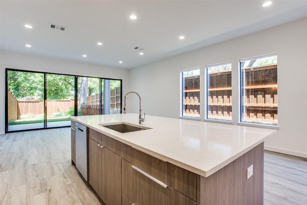 2335 Hondo Avenue - Photo 3