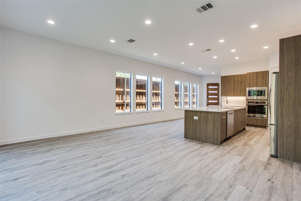 2335 Hondo Avenue - Photo 2