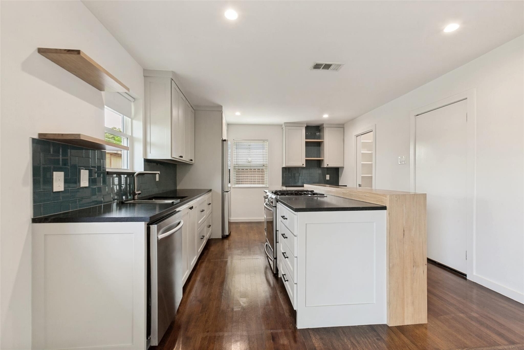 2413 Patricia Lane - Photo 7
