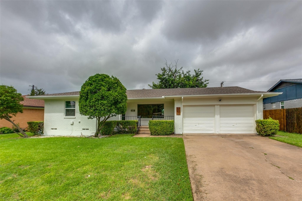 2413 Patricia Lane - Photo 0