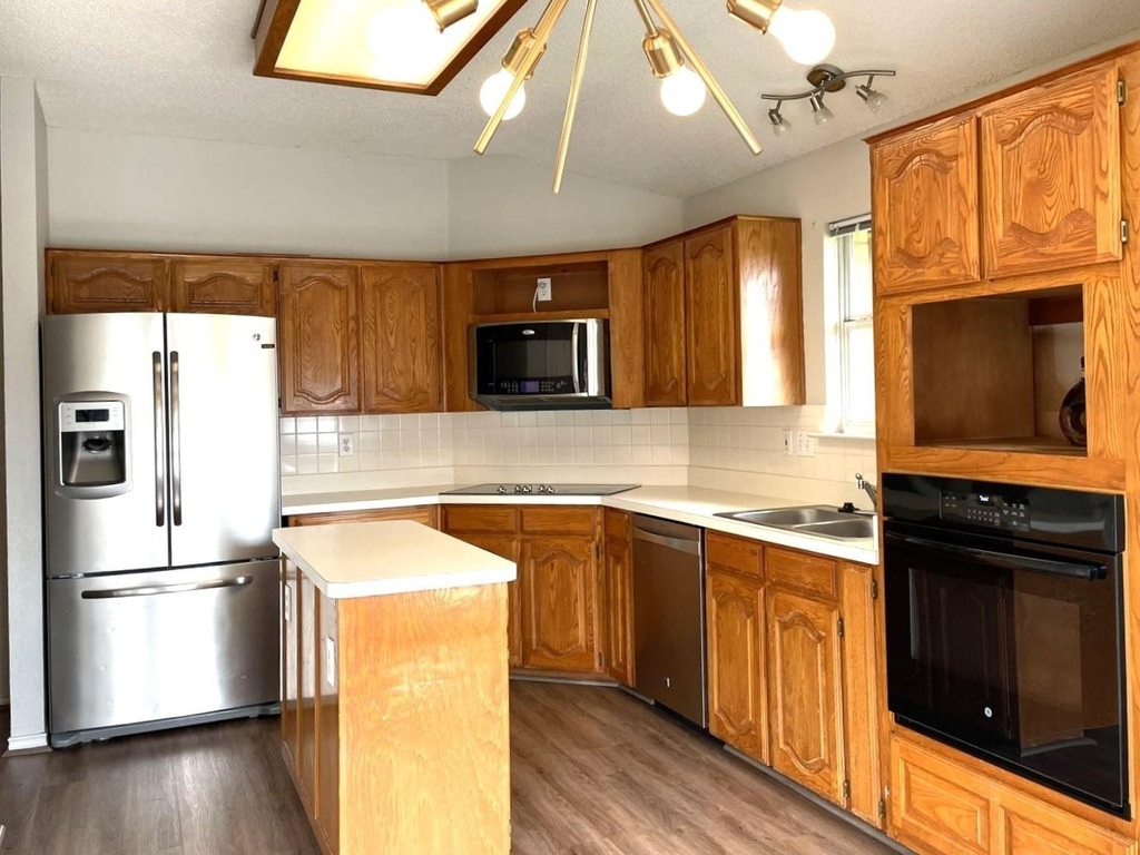 1304 Rosewood Lane - Photo 3