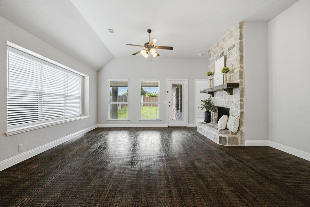 2115 Victoria Lane - Photo 8