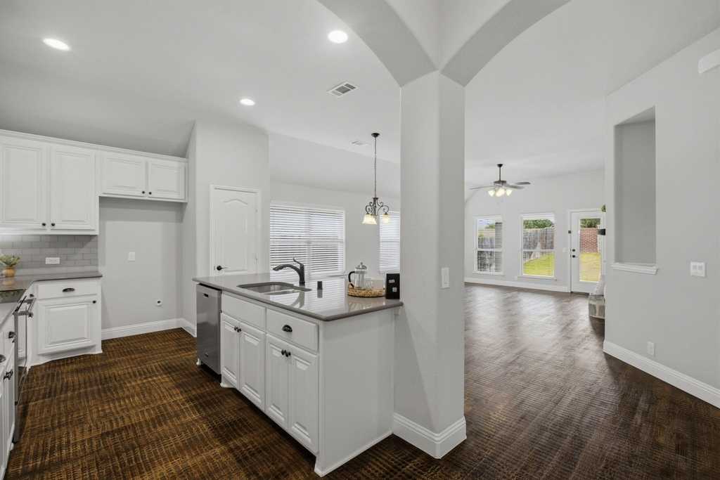 2115 Victoria Lane - Photo 3