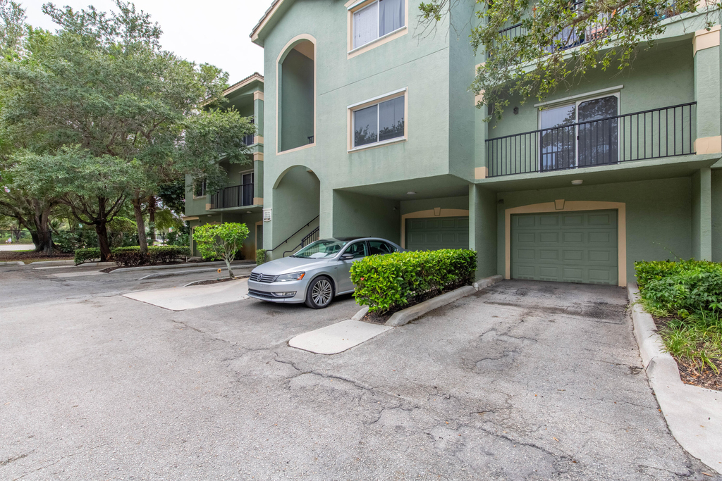 350 Crestwood Circle - Photo 1