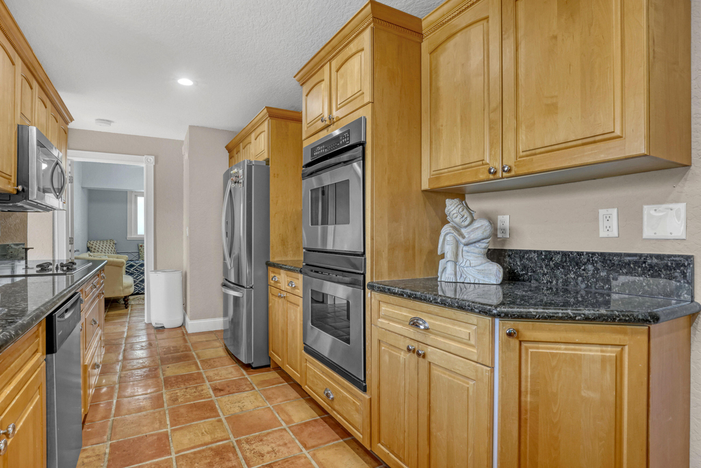 2100 Ne 30th Street - Photo 34