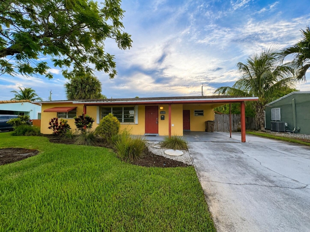 1401 S Deerfield Avenue - Photo 0