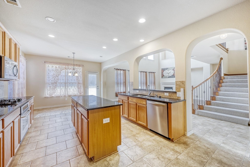1012 Surrey Drive - Photo 4