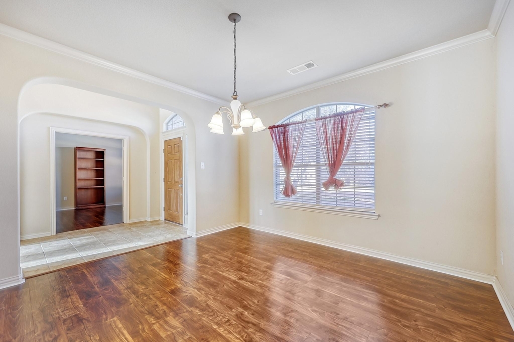 1012 Surrey Drive - Photo 2
