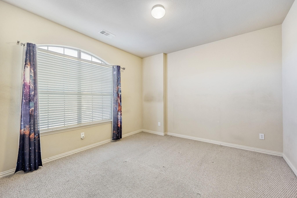 1012 Surrey Drive - Photo 8