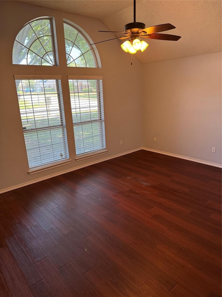 1025 Boardwalk Street - Photo 11
