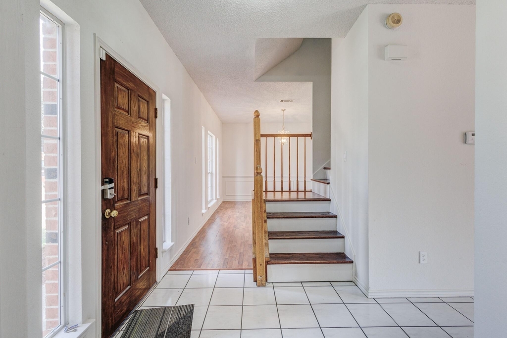 9118 Barton Creek Drive - Photo 2