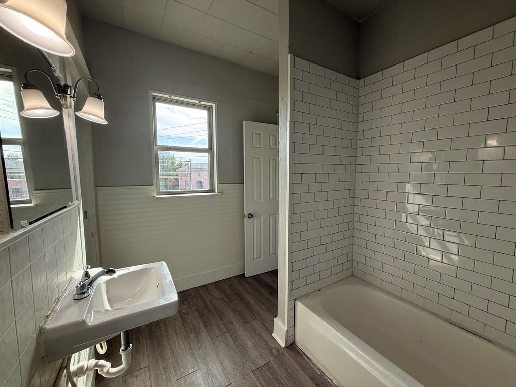 431 E 8th Street - Photo 9
