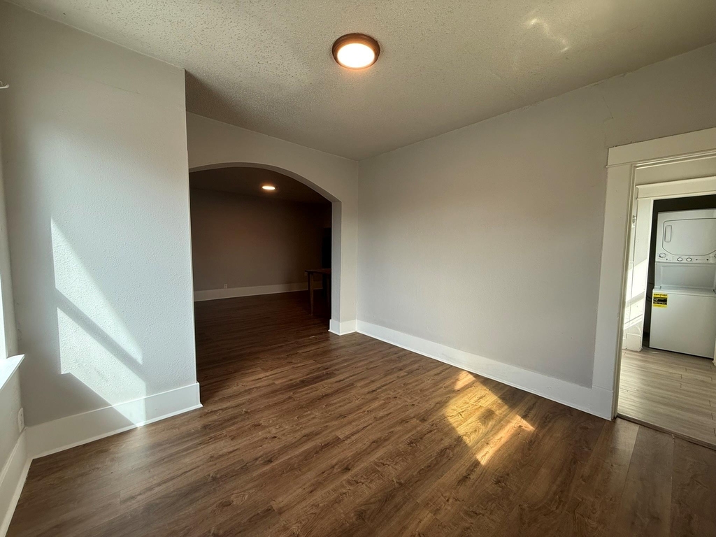 431 E 8th Street - Photo 6