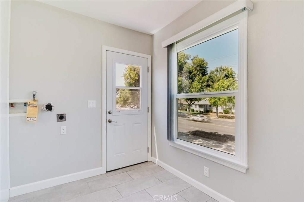 3002 W Victory Boulevard - Photo 8