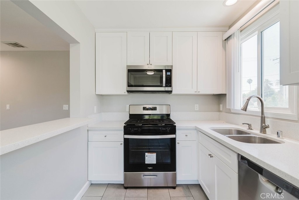 3002 W Victory Boulevard - Photo 10