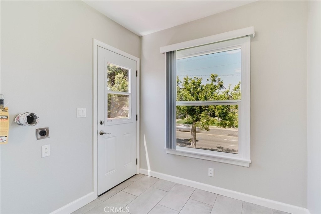 3002 W Victory Boulevard - Photo 13