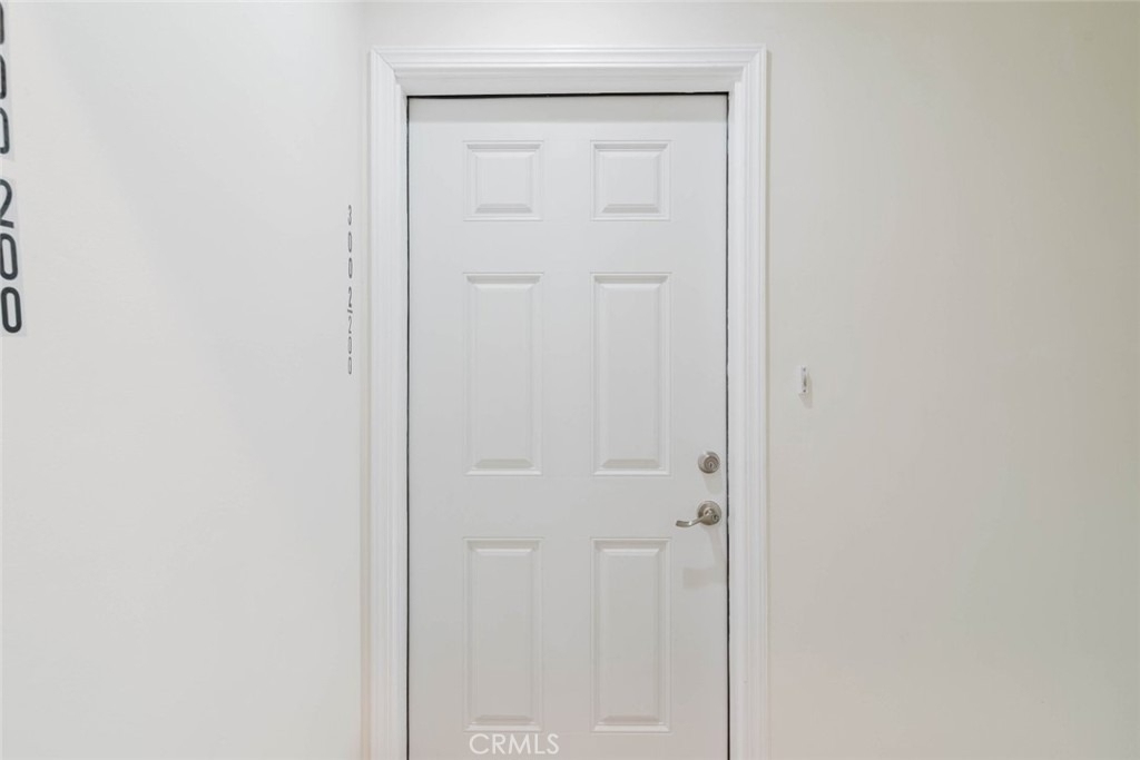 3002 W Victory Boulevard - Photo 4