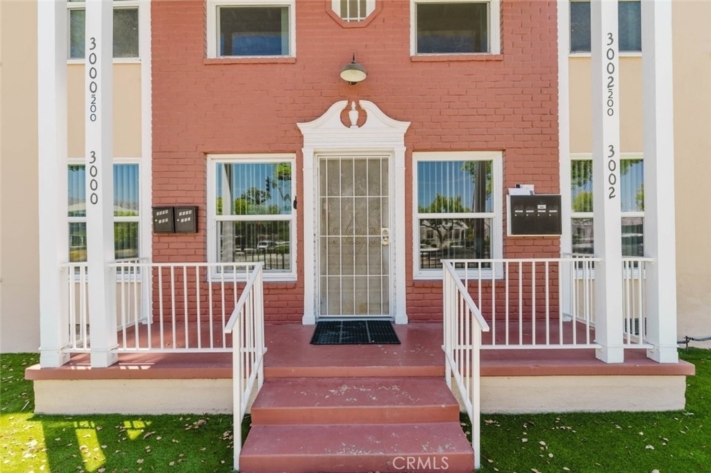 3002 W Victory Boulevard - Photo 0