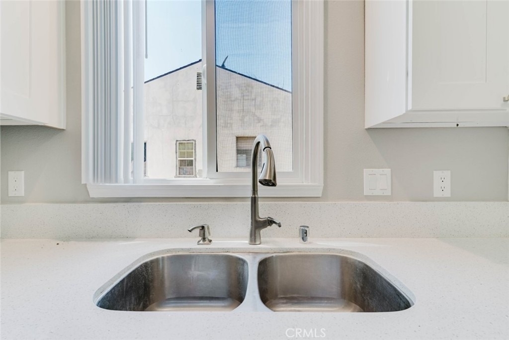 3002 W Victory Boulevard - Photo 12