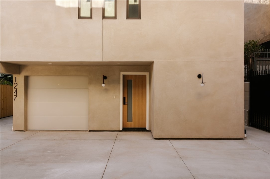 1247 Seward Street - Photo 2