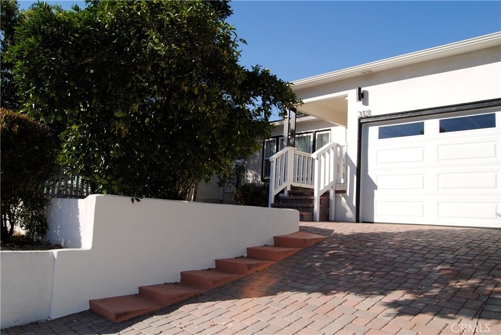 3121 Honolulu Avenue - Photo 2