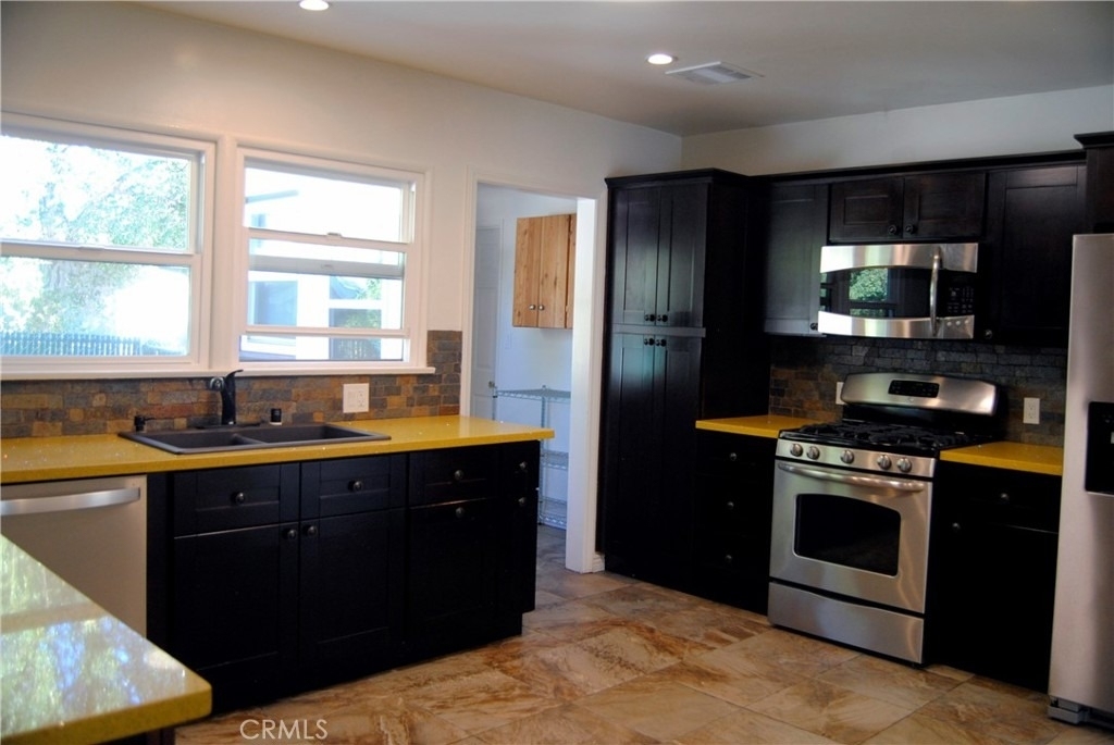 3121 Honolulu Avenue - Photo 8