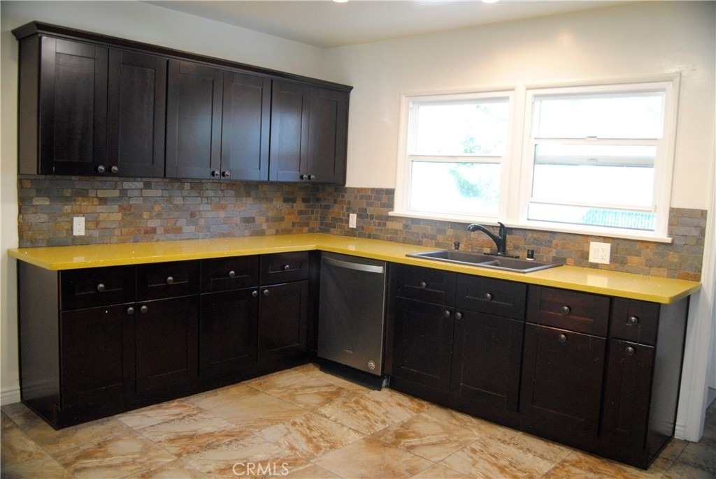 3121 Honolulu Avenue - Photo 9