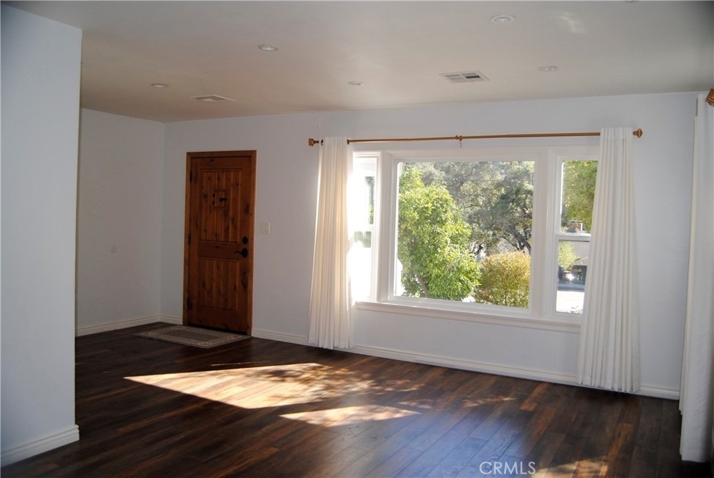 3121 Honolulu Avenue - Photo 4