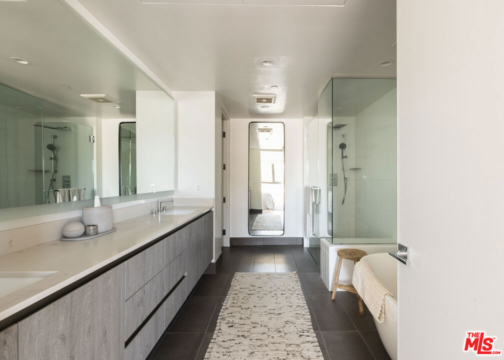 724 N Croft Avenue - Photo 11