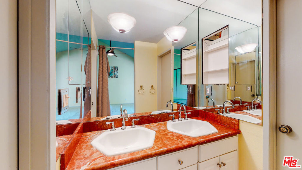 21821 Burbank Boulevard - Photo 15