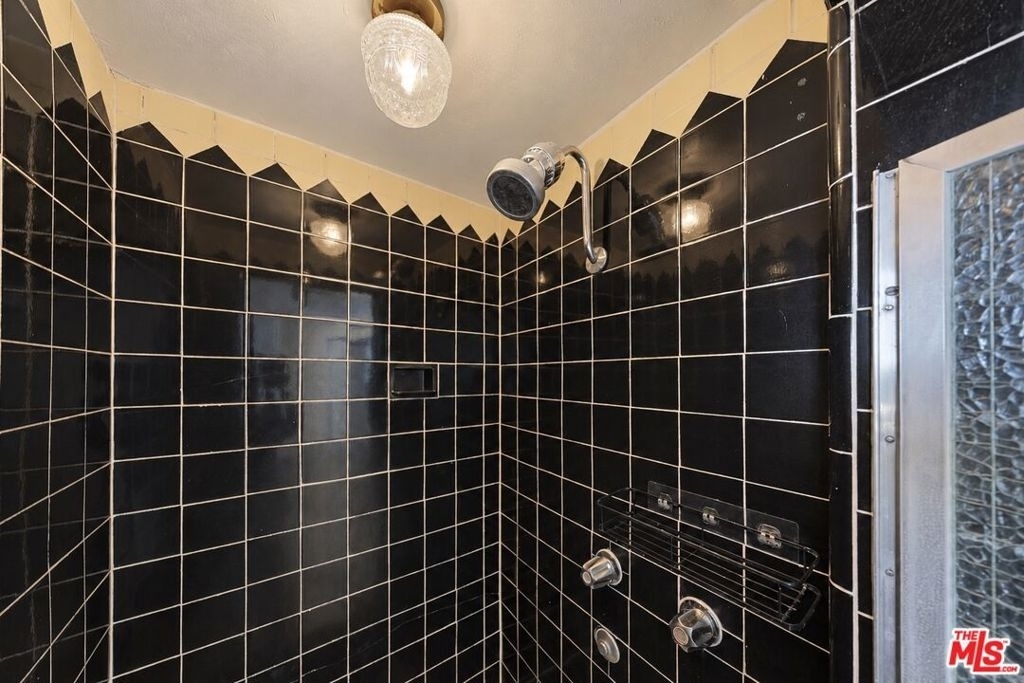 1314 N Hayworth Avenue - Photo 52